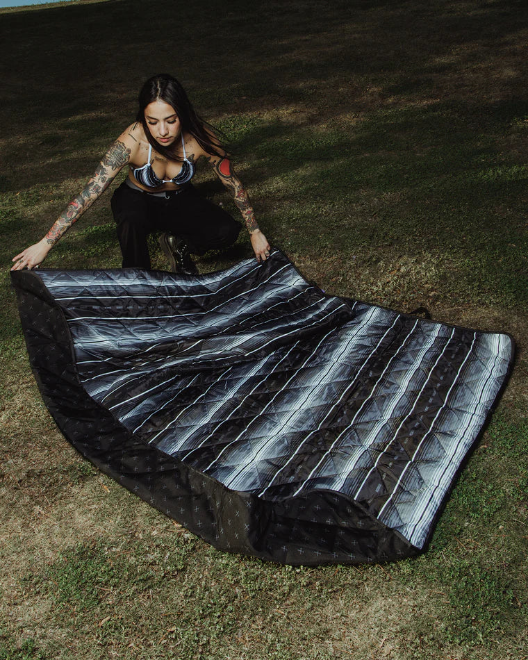 DIXXON BLACK SERAPE ADVENTURE BLANKET